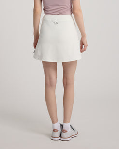 Jupe Lexie KROWN en blanc - vue de face avec logo brodé - plis avant - jupe femme golf KROWN