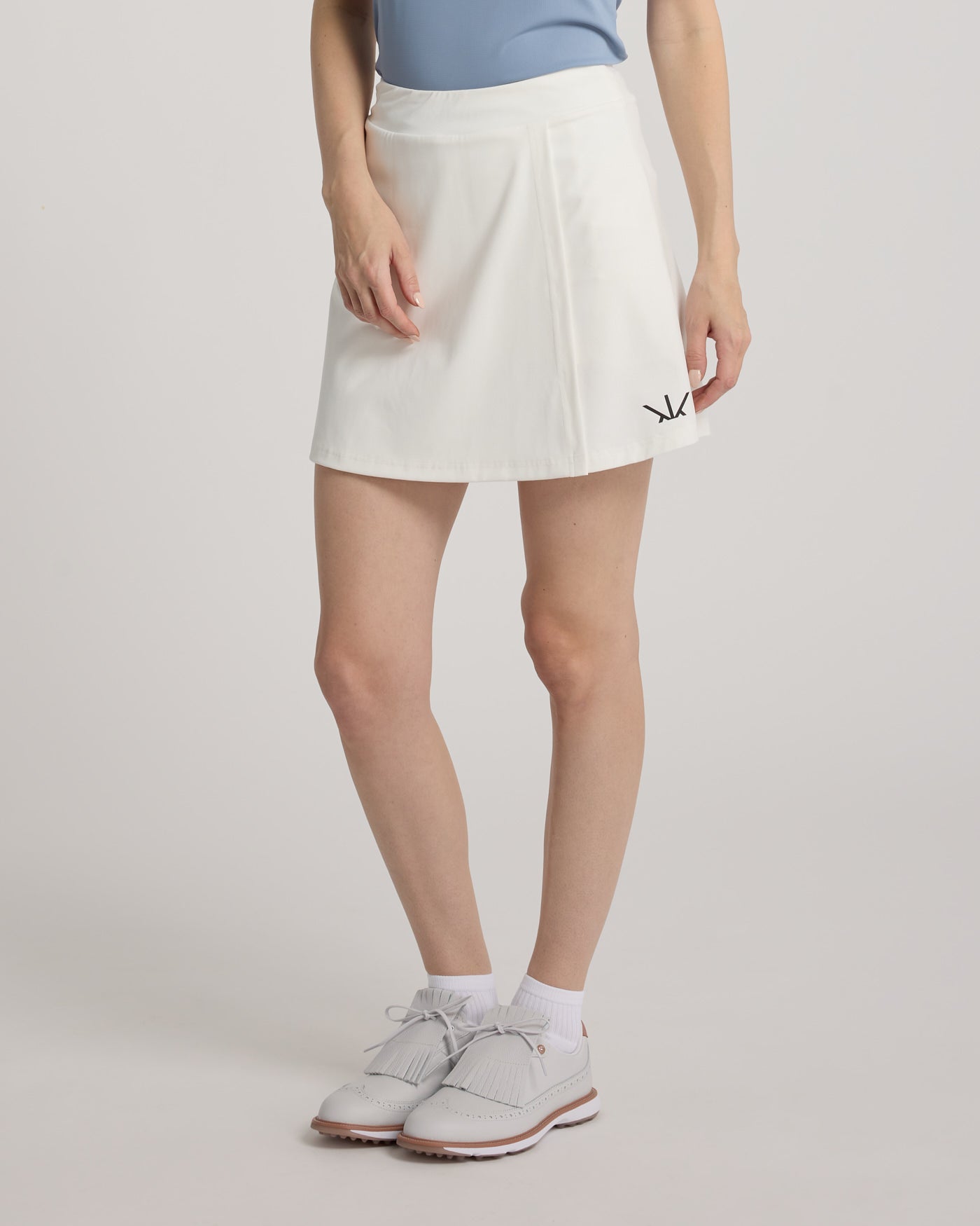 Jupe Allie KROWN en blanc - vue de face avec logo - jupe golf femme coupe droite mini