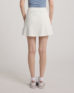 Jupe Allie KROWN en blanc - vue de dos 3/4 - coupe droite mini - jupe de golf femme KROWN