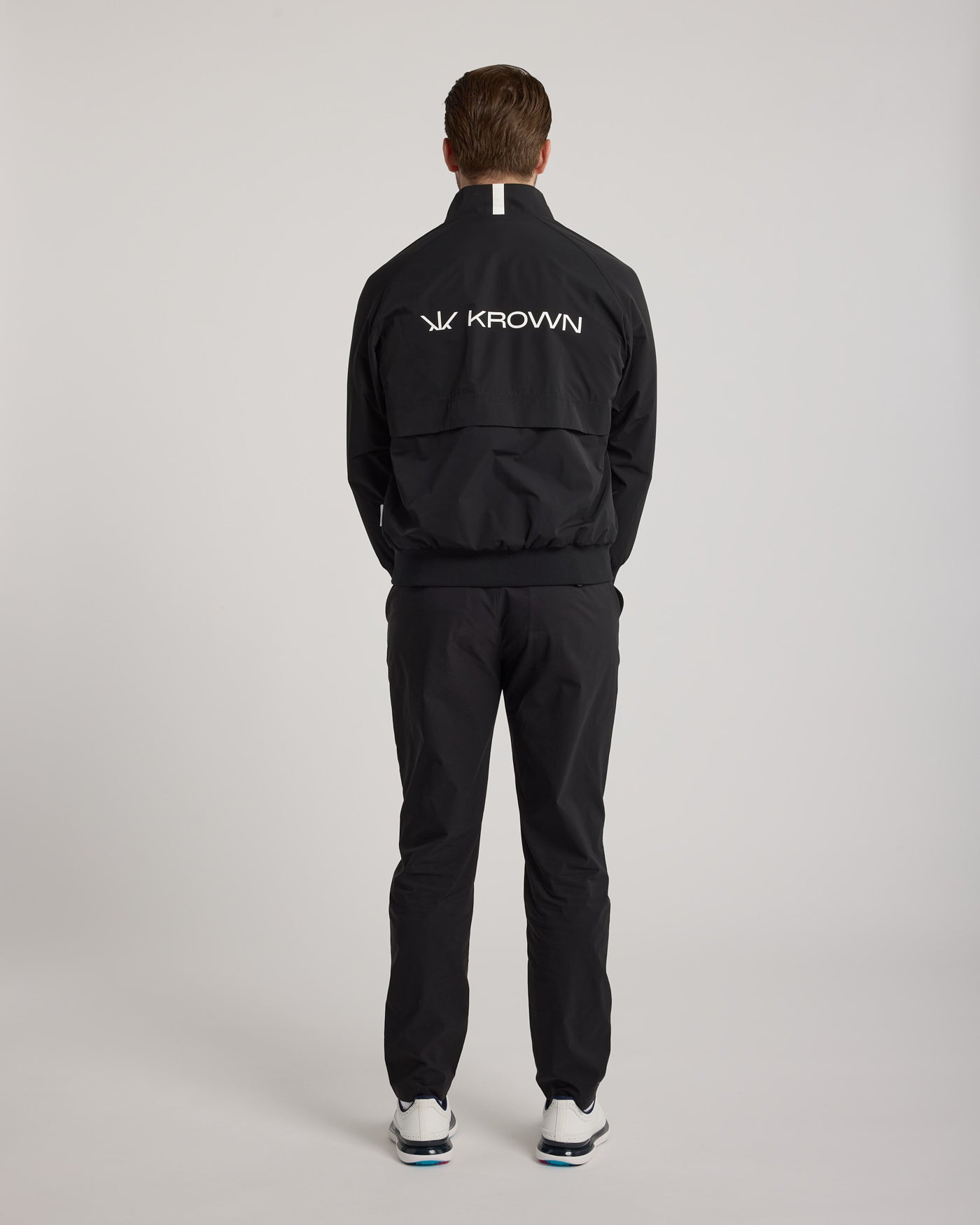 Coupe-vent Noah KROWN unisex coloris Noir - vue de dos avec logo KROWN - windbreaker golf