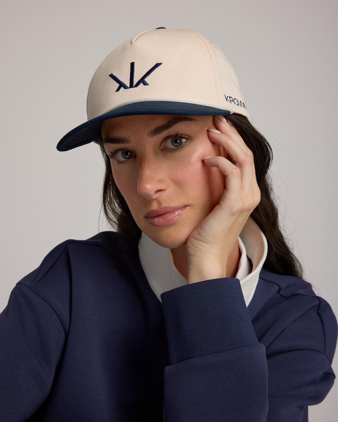 Gros plan logo Krown sur Casquette Héritage beige et marine – broderie marine sur cap de golf