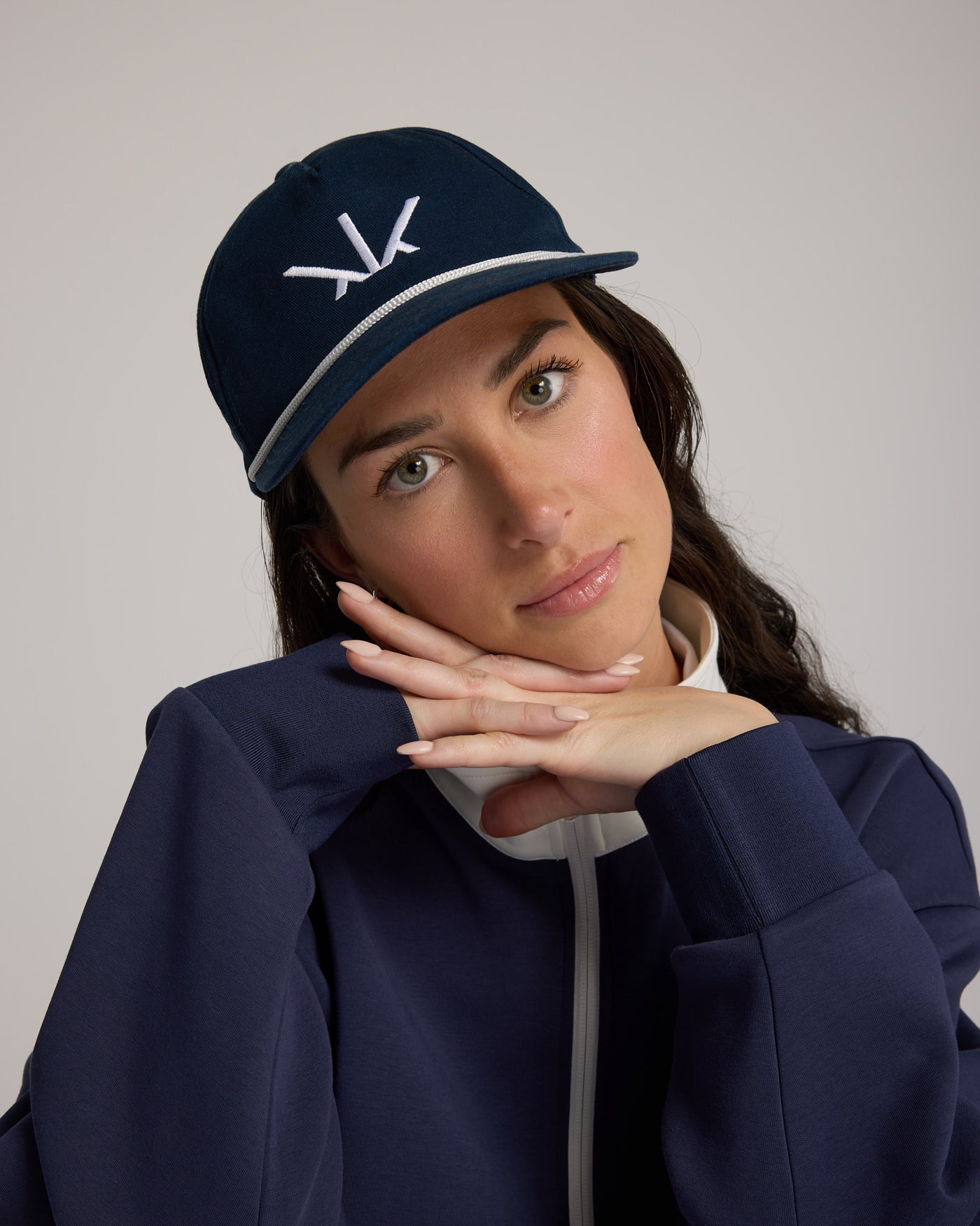 Gros plan logo Krown sur Casquette Héritage marine – broderie blanche, cap structurée de golf