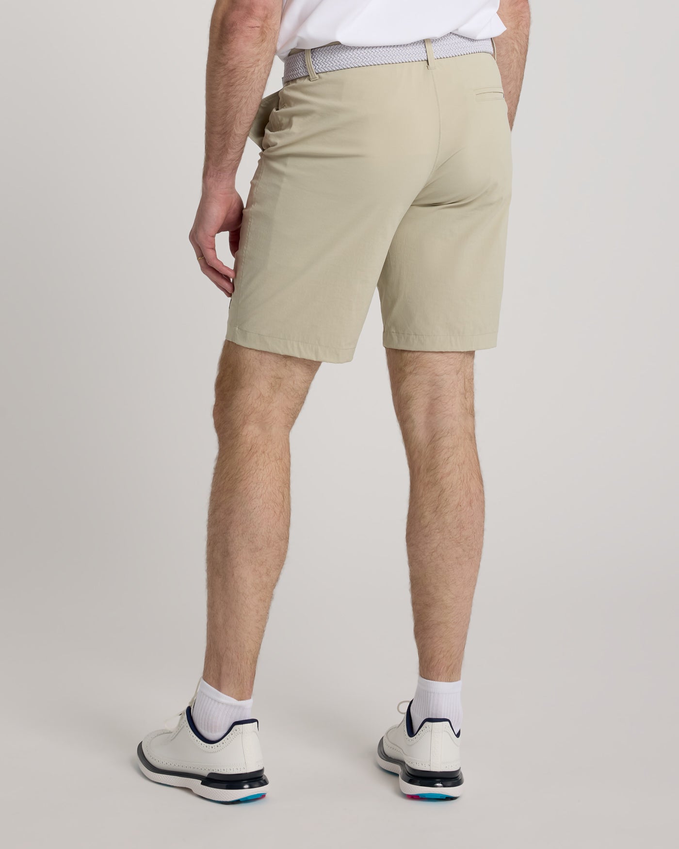Short golf homme beige vue dos – coupe nette, tissu léger respirant – Golf Krown