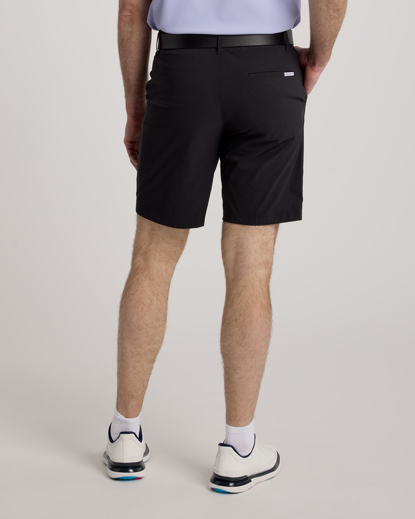Short de golf homme noir vue dos – tissu léger confortable, coupe nette – Golf Krown Distingué