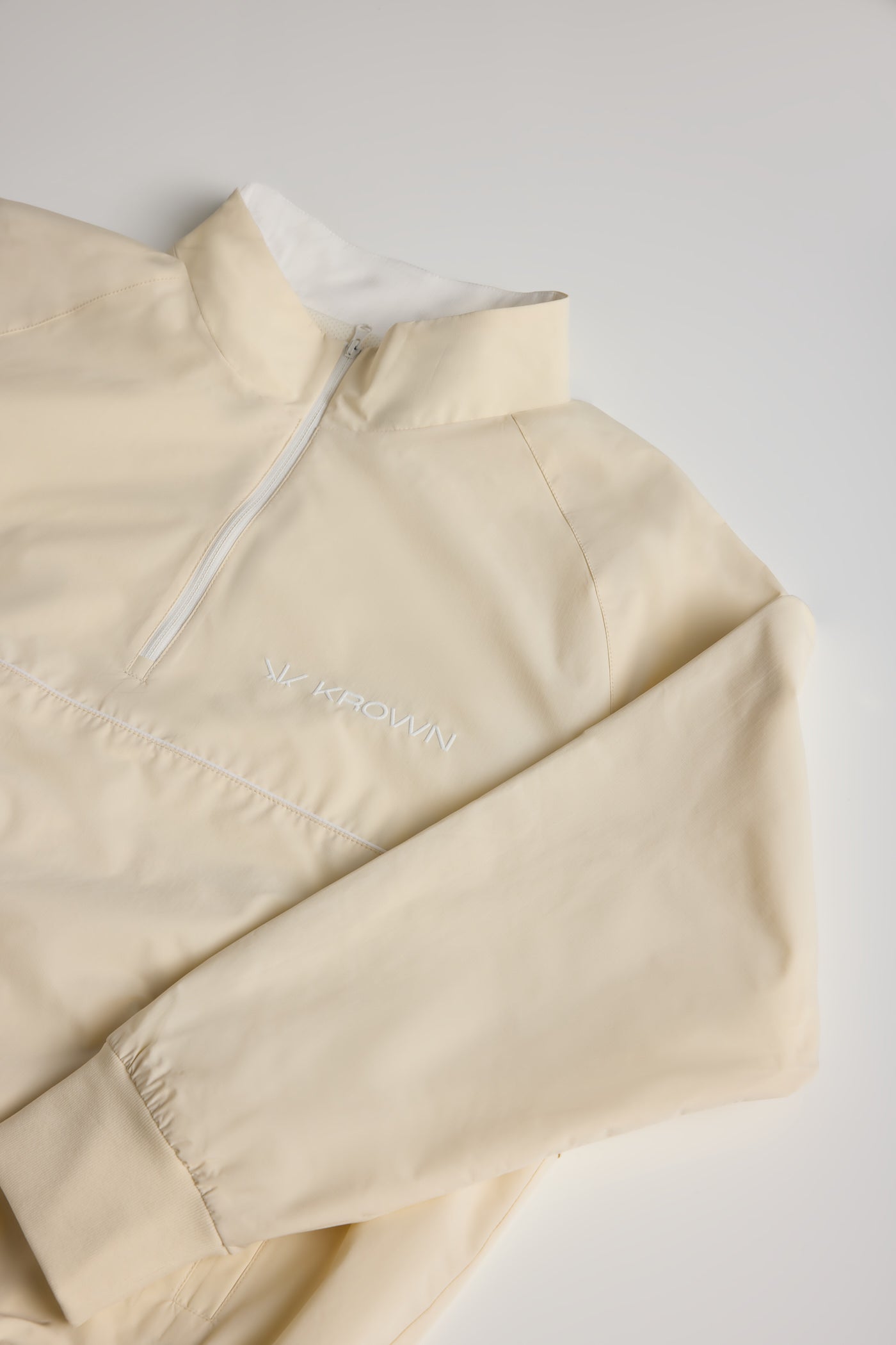 Coupe-vent Noah KROWN coloris Beige - détail tissu et fermeture zip - veste golf unisex légère